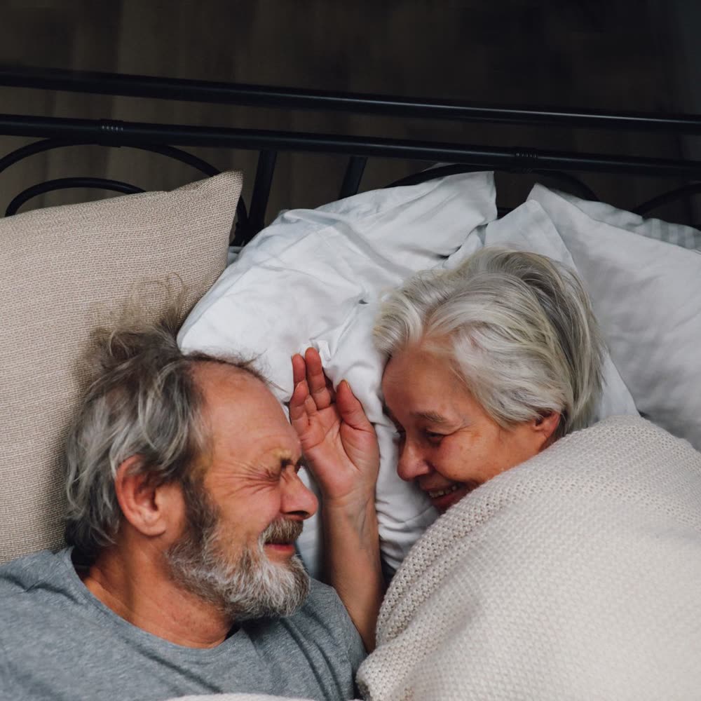 Pareja de adultos mayores despertando contentos