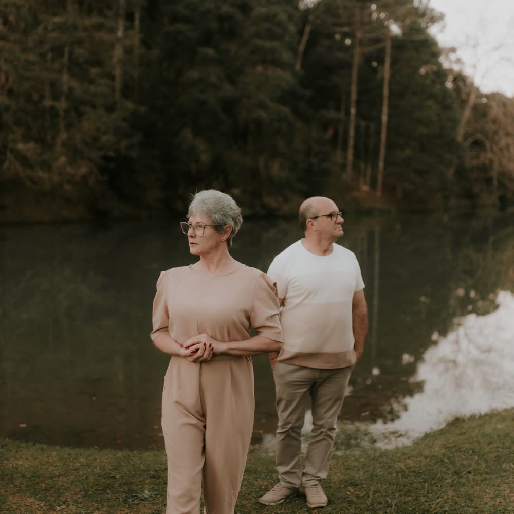 Pareja de adultos mayores junto a un lago